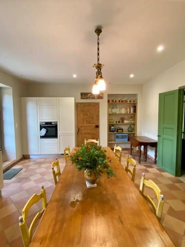 une salle à manger avec une table et des chaises en bois dans l'établissement Maison vigneronne de Bonne Maman - climatisée, à Cesseras