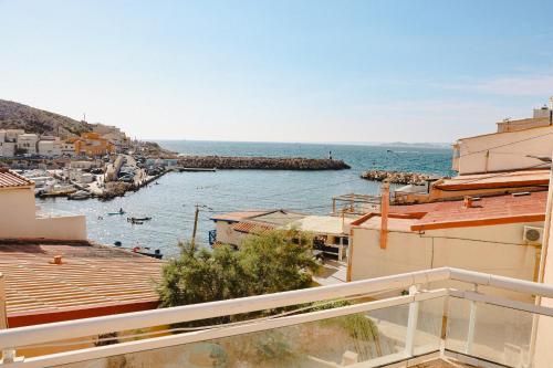 une vue sur l'océan depuis le balcon d'une maison dans l'établissement Spacieuse et chaleureuse villa vue mer Marseille, à Marseille