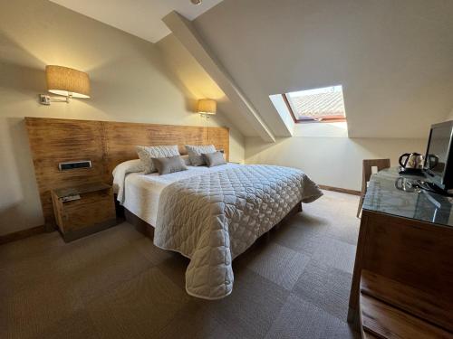 Postel nebo postele na pokoji v ubytování Hotel San Juan de los Reyes