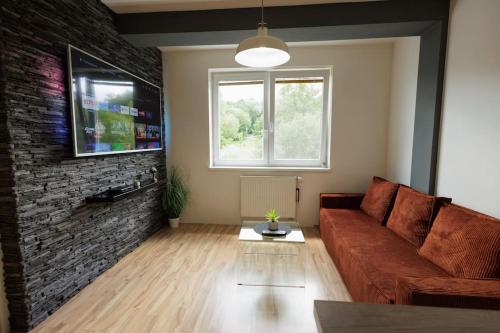 Μια τηλεόραση ή/και κέντρο ψυχαγωγίας στο Moderný apartmán s vlastným parkovaním v blízkosti prírody TOP