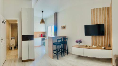 TV a/nebo společenská místnost v ubytování Modern Apartments Near Paris and Charles de Gaulle Airport