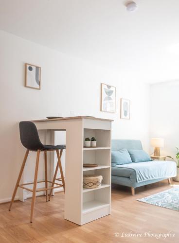 Cette chambre comprend un bureau et une chaise. dans l'établissement Cozy aux 3 frontières, à Sierck-les-Bains