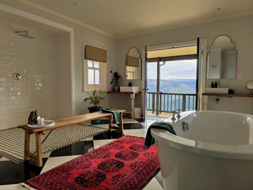 bagno con vasca e vista sulle montagne di Camp Figtree by The Oyster Collection ad Addo
