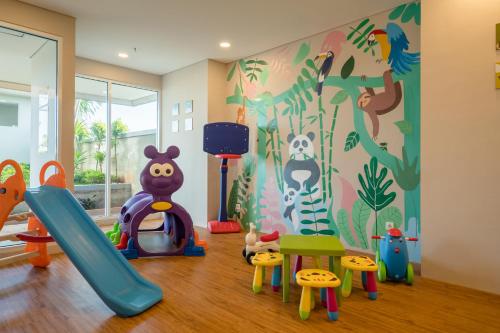 una sala giochi per bambini con un murale di Ramada by Wyndham Serpong a Serpong