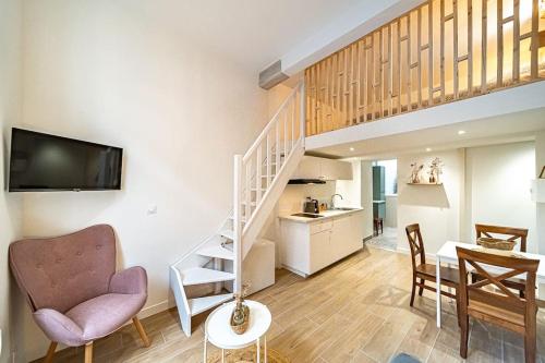 un salon avec un escalier et une salle à manger dans l'établissement 