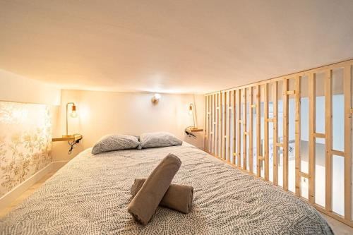 une chambre avec un lit avec un oreiller dessus dans l'établissement 