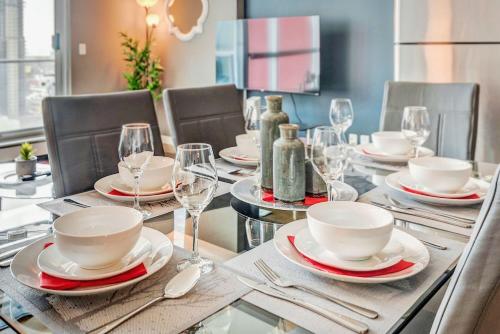 Напитки в Modern 2BR Condo - King Bed - Downtown City Views