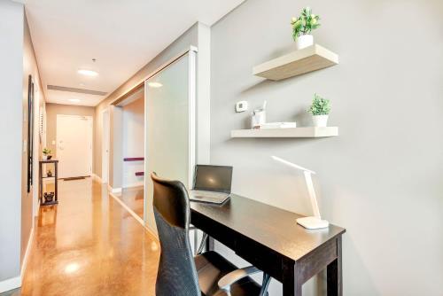 Кухня или мини-кухня в Modern 2BR Condo - King Bed - Downtown City Views
