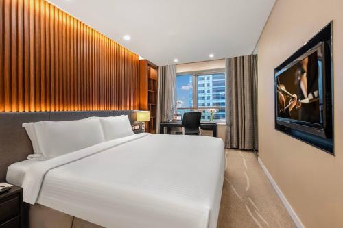 Una cama o camas en una habitación de Ascott Huai Hai Road Shanghai, Xintiandi