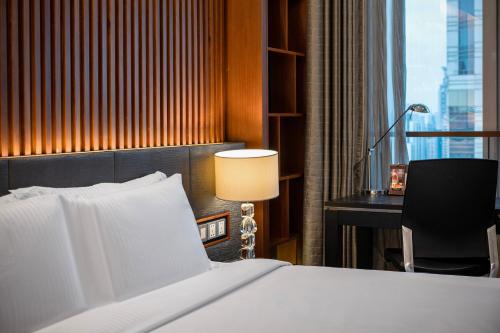 Una cama o camas en una habitación de Ascott Huai Hai Road Shanghai, Xintiandi