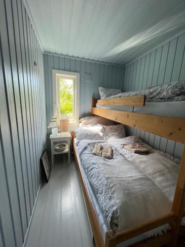 Ένα ή περισσότερα κρεβάτια σε δωμάτιο στο Høvåg i Lillesand, nær dyreparken