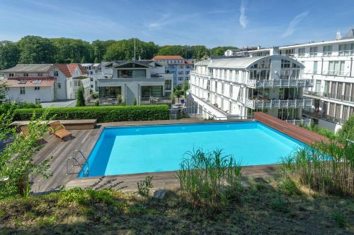 an overhead view of a swimming pool on a building at Villa Paula - WG03 strandnah mit Kamin, Terrasse, Balkon in Ostseebad Sellin
