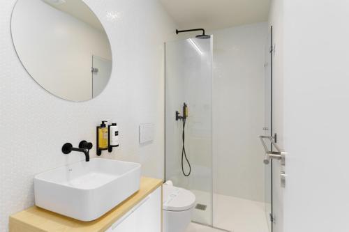 a bathroom with a sink and a shower at Feel Porto Corporate Housing Boavista in Porto