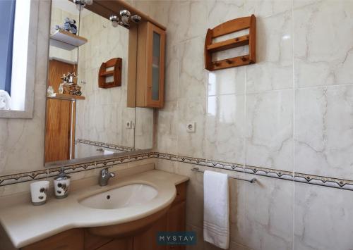 a bathroom with a sink and a mirror at MyStay - Refúgio da Natureza in Monte Córdova