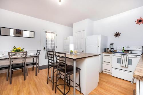 a kitchen and dining room with a table and chairs at Pet-friendly Apartment - Steps to Rideau Centre in Ottawa