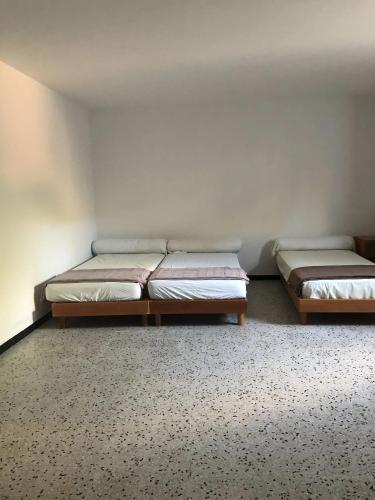 a room with two beds in a room at Appartement moderne avec jardin à Coggia - 90m² - Vue magnifique in Coggia