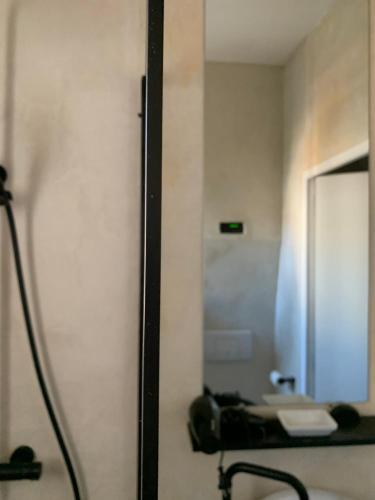 - un miroir mural dans l'établissement Louis Blanc derrière le port, à Sanary-sur-Mer