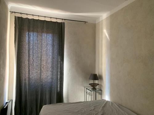 une chambre avec un lit et une fenêtre dans l'établissement Louis Blanc derrière le port, à Sanary-sur-Mer