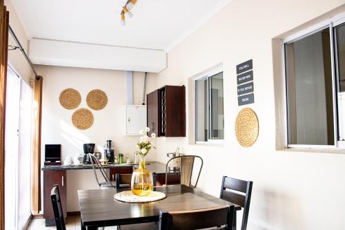 Η κουζίνα ή μικρή κουζίνα στο Mmaset Houses bed and breakfast