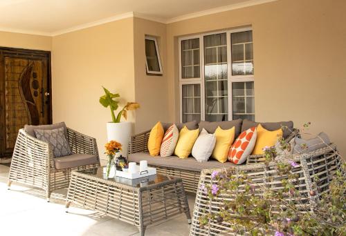 Χώρος καθιστικού στο Mmaset Houses bed and breakfast