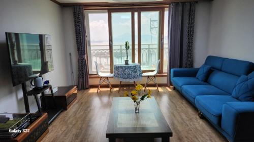 Et sittehjørne på Geoje Seaside Luxury Family Villa