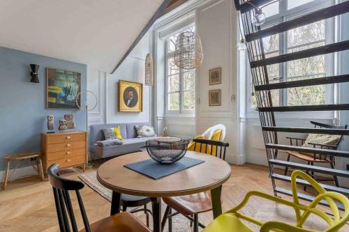 un salon avec une table et des chaises dans l'établissement L'Auguste, proche Opéra et climatisé, Lyon 1, à Lyon