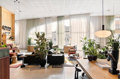 a living room filled with lots of plants at COVE Centrum in The Hague