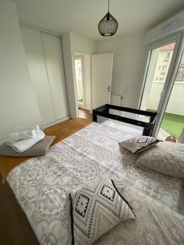 Cama grande en habitación con piano en Le 147 Parc Entre Paris et Disney, en Champigny-sur-Marne