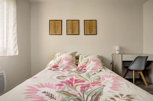 une chambre avec un lit avec trois tableaux au mur dans l'établissement Appartement 3 chambres avec terrasse et parking, à Albi