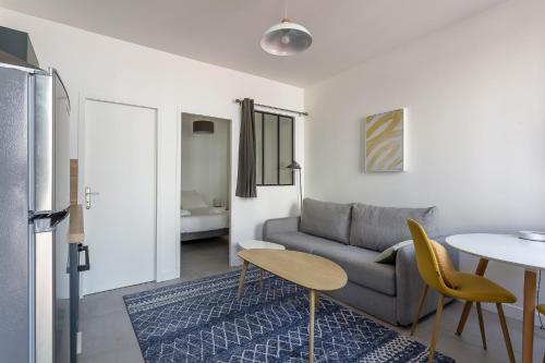 un salon avec un canapé et une table dans l'établissement DIFY Wilson - Villeurbanne, à Villeurbanne