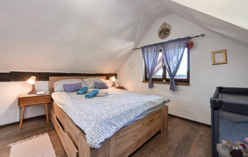 Un dormitorio con una cama con almohadas azules. en Holiday home DEDINA HIŽICA, en Sveti Urban