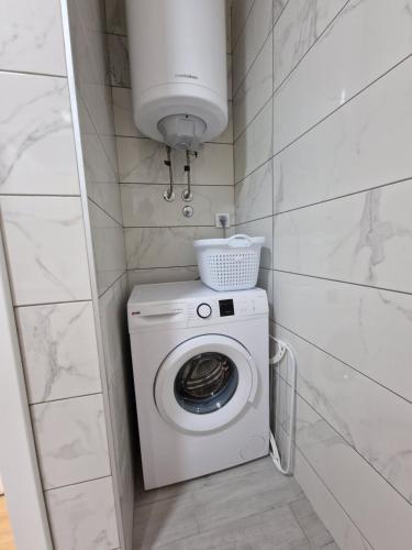 巴尼亚科维利亚查Apartman Despot的小型浴室内的洗衣机和烘干机