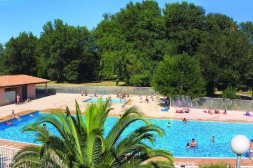 une grande piscine avec beaucoup de gens dans l'établissement Appartement F2 41m2, à Saint Cyprien Plage