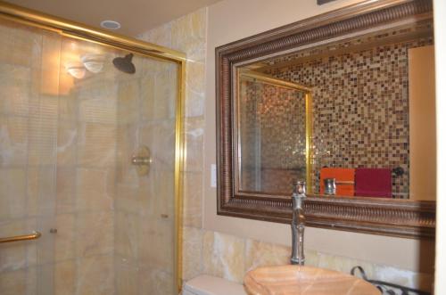 Koupelna v ubytování Luxurious Top Floor Kamaole Sands 6-404