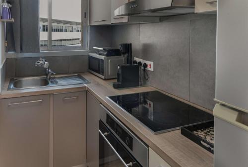Kuchyň nebo kuchyňský kout v ubytování Phaedrus Living Nicosia Heartside Flat