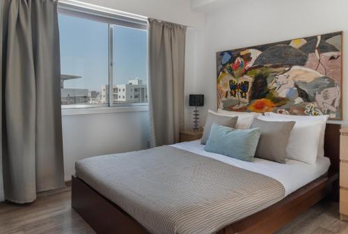 Postel nebo postele na pokoji v ubytování Phaedrus Living Nicosia Heartside Flat