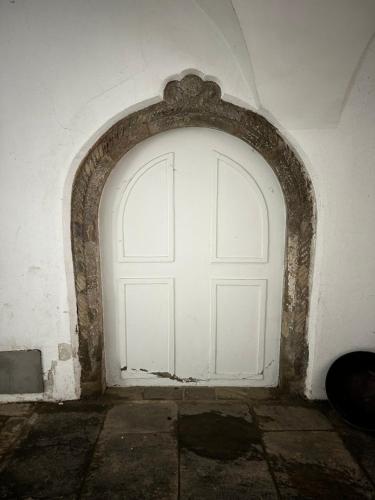 a white door in an archway in a wall at Schloss Apartment Lankowitz in Maria Lankowitz
