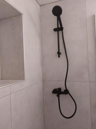 Bilik mandi di Apomero Apartment in Rochari Panormos