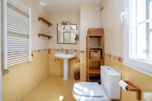 a bathroom with a toilet and a sink at Refugio de Ensueño Cerca de la Alhambra y Sierra Nevada in Cenes de la Vega