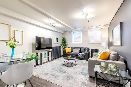Μια τηλεόραση ή/και κέντρο ψυχαγωγίας στο Modern 2BR Condo - Centrally Located Downtown