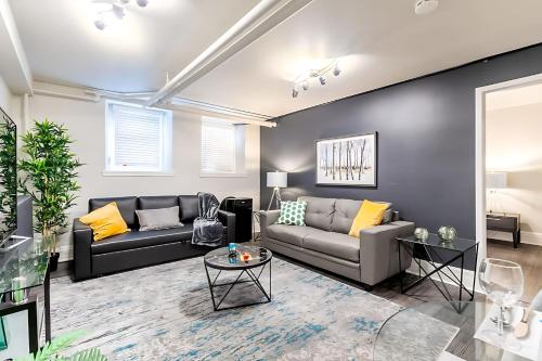 Χώρος καθιστικού στο Modern 2BR Condo - Centrally Located Downtown