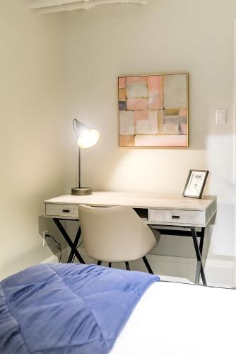 Ένα ή περισσότερα κρεβάτια σε δωμάτιο στο Modern 2BR Condo - Centrally Located Downtown