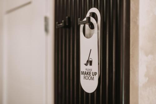 a door with a sign that says keep make up room at Stari Toranj V studio apartman in Vukovar