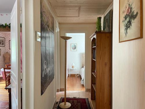 un couloir avec une lampe de chevet dans une chambre dans l'établissement La roseliere Maison plain pied confortable belle décoration jardin magnifique 10 mn a pied centre ville Bayeux proche plages du débarquement, à Bayeux