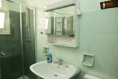 un baño con lavabo y ducha en OLTREMARE casa per vacanze con terrazzo e 3 camere con 6 PL, en Casarano