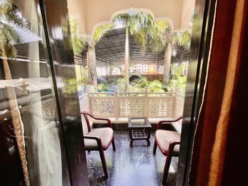 une salle avec des chaises et une table dans un restaurant dans l'établissement Hotel Tourist Inn By Sagar, à Siliguri