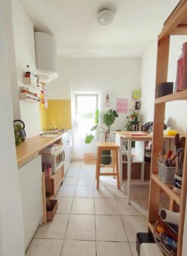 Il comprend une cuisine dotée de carrelage et d'une table. dans l'établissement City colorful flat, à Montpellier