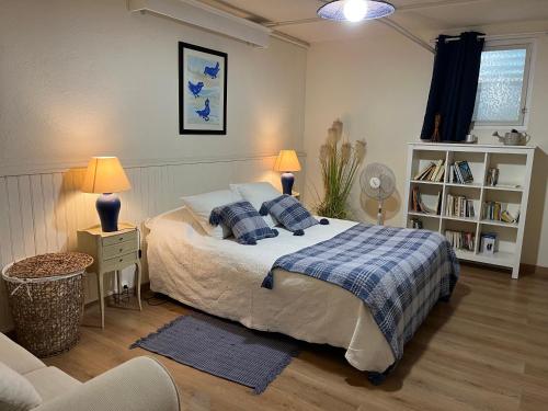 Giường trong phòng chung tại Logement Provence dans domaine oléicole