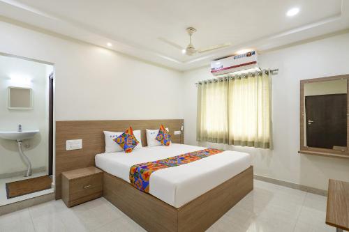 Postel nebo postele na pokoji v ubytování FabHotel Karthikeya Residency - Tirupati Bus Stand - 900m