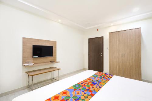 TV a/nebo společenská místnost v ubytování FabHotel Karthikeya Residency - Tirupati Bus Stand - 900m